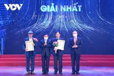 businessman le tu minh won first prize in the songwriting contest  ??let ??s sing vietnam ??