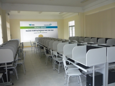 phuoc dong industrial park donated computer room equipment to 3 schools in can duoc