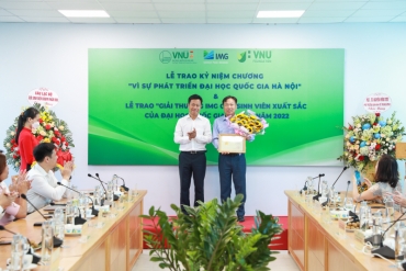 vnu awarded the medal for the development of vnu to former student dr  le tu minh chairman of img