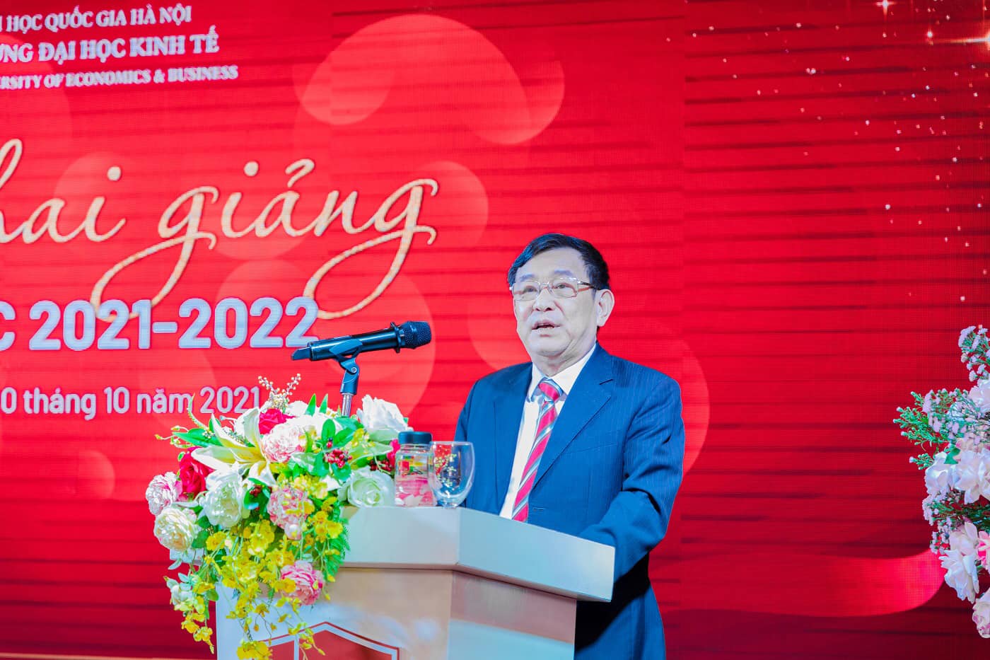 Awarding Vietnamese Talent Scholarship at the opening ceremony at the  University of Economics - VNU